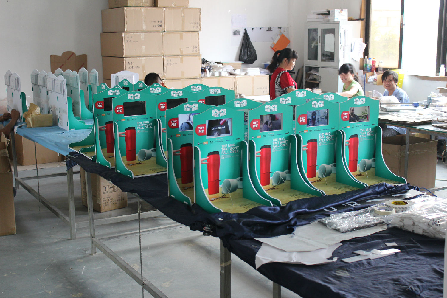 Mighty Mug品牌杯子展示架生產(chǎn)中1
