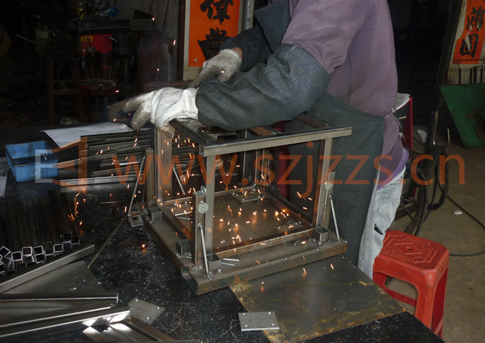 書架結(jié)構(gòu)鐵框架焊接中 書架結(jié)構(gòu)鐵框架焊接中