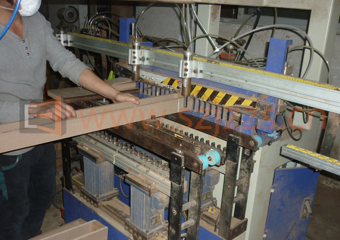 書架組件生產(chǎn)中 書架組件生產(chǎn)中